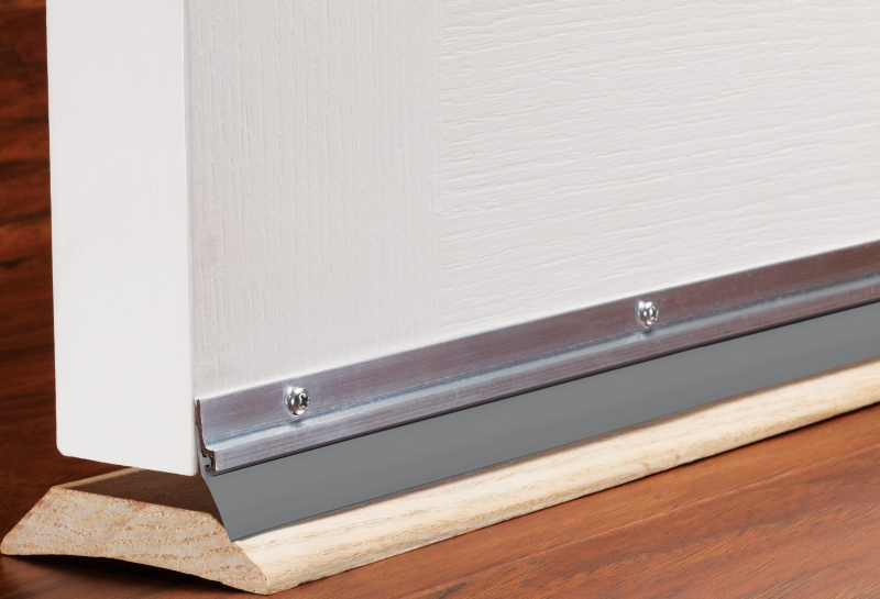 M-D 05090 Door Sweep, 36 in L, 1/4 in W, Aluminum Flange, Vinyl Insert
