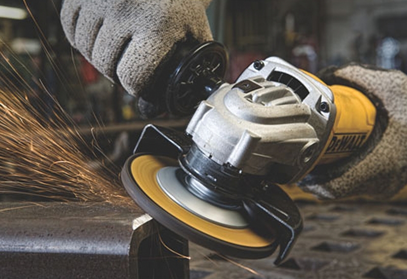 DEWALT DWE402 Series Small Angle Grinder, Includes: (1) 2-Position Side Handle, (1) 4-1/2 in One-Touch (T27) Guard